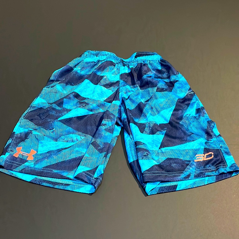 Boys Under Armour SC Shorts elastic waist band & draw strings, Size Youth Small